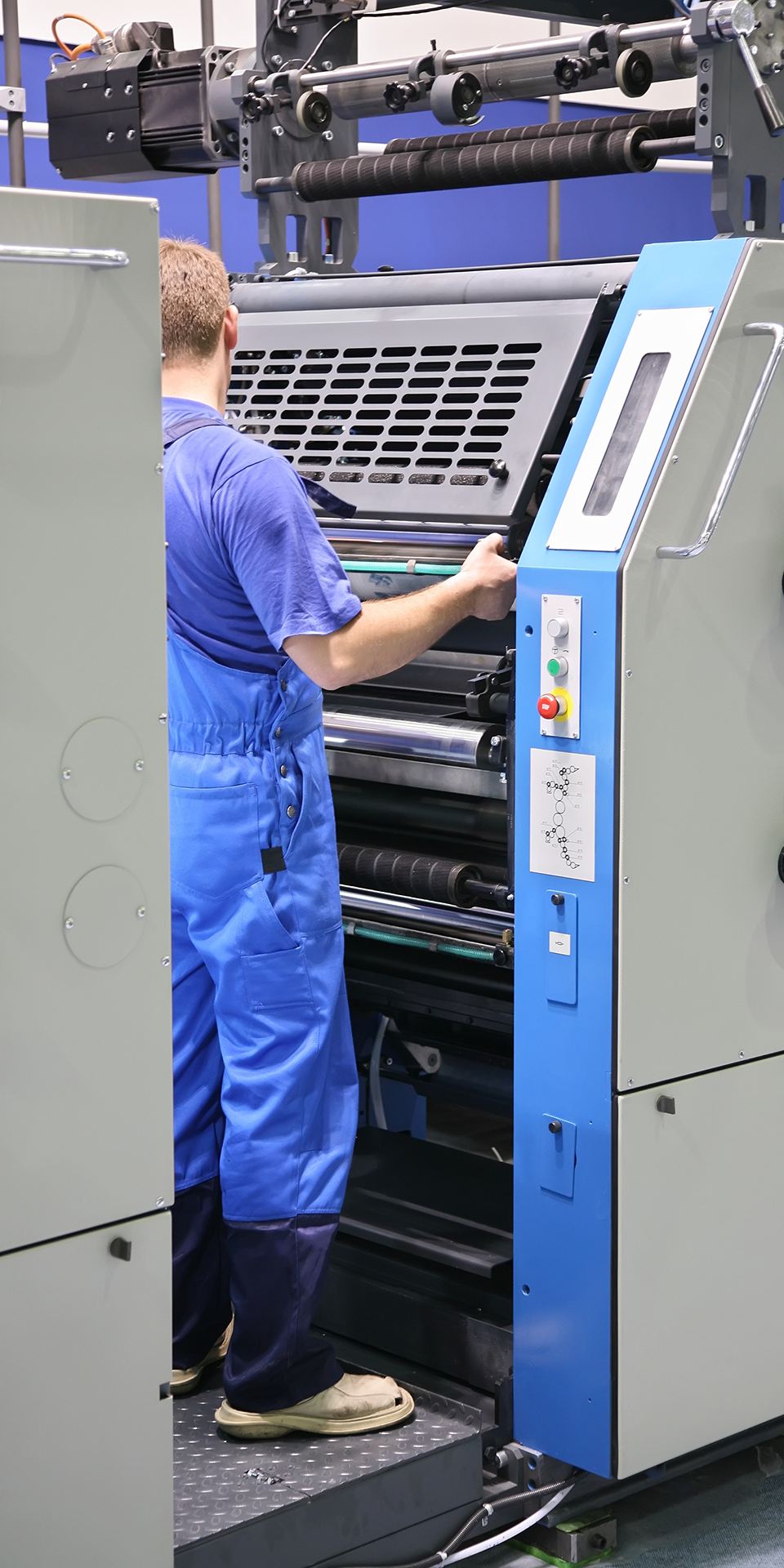 Modern manufacturing facility using secure cloud solutions and data analytics